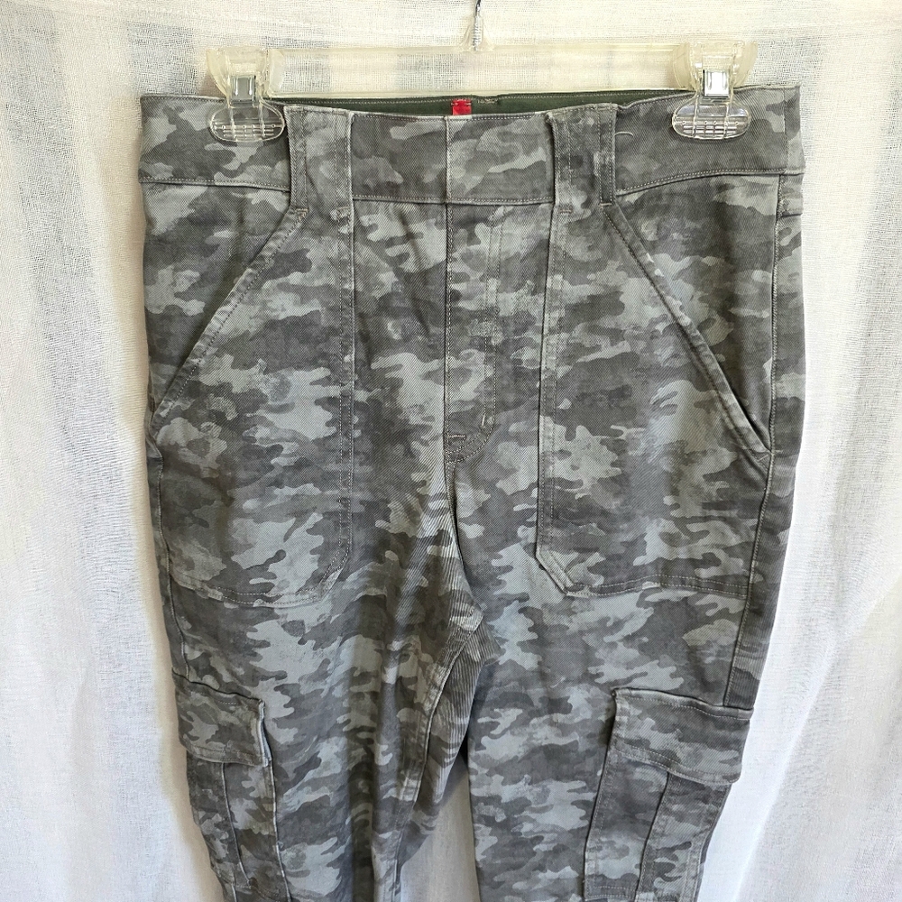Spanx Large Gray Camouflage Cargo Pants Slimming Pull On Leggings Ankle Casual